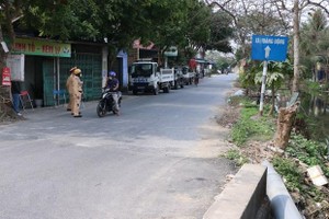 Giám sát đường vào xã Hoàng Động, huyện Thủy Nguyên, nơi bệnh nhân sinh sống. (Ảnh: Hoàng Ngọc/TTXVN).