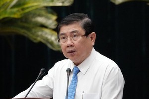 Chủ tịch UBND TPHCM Nguyễn Thành Phong yêu cầu quận Tân Bình báo cáo kết quả kiểm điểm Chủ tịch UBND phường 1 vì để tập trung đông người giữa mùa dịch.