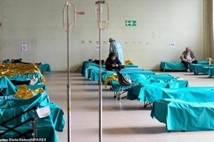 Bệnh nhân Covid-19 ở Italy. Ảnh: Rex.