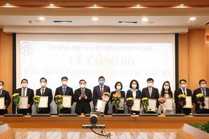 Chủ tịch UBND Thành phố Chu Ngọc Anh trao các quyết định bổ nhiệm - Ảnh: VGP.