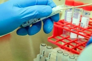 JCVI khuyến cáo Chính phủ Anh nên triển khai tiêm vaccine COVID-19 theo độ tuổi hơn là theo tính chất nghề nghiệp (Ảnh minh họa: KT).