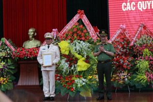 Đại tá Lê Vinh Quy nhận quyết định làm Giám đốc Công an tỉnh Đắk Lắk. (Nguồn: nld.com.vn).