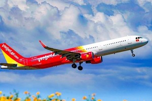 Bộ Tài chính trình tiếp tục giảm 30% thuế bảo vệ môi trường đối với nhiên liệu bay trong năm 2021. (Ảnh: Vietnam+).