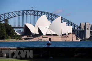 Người dân đeo khẩu trang phòng dịch COVID-19 tại Sydney, Australia. (Ảnh: THX/TTXVN).
