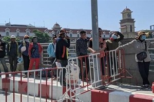 Người dân và công nhân không được phép ra, vào khu vực có ca nhiễm COVID-19. (Ảnh: TTXVN/phát).