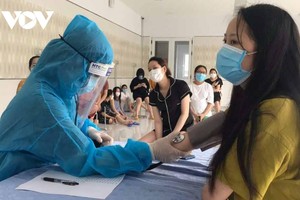 Những trường hợp cách ly tập trung được kiểm tra sức khỏe thường xuyên.