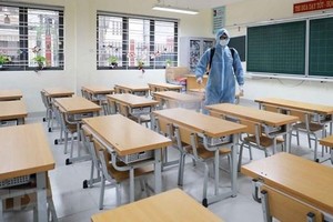 Phun khử khuẩn trường học đón học sinh trở lại. (Ảnh minh họa: Thanh Tùng/TTXVN).