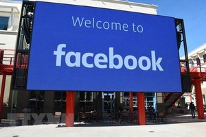 Biểu tượng Facebook tại trụ sở ở Menlo Park, California, Mỹ. (Ảnh: AFP/TTXVN).