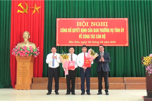 Lãnh đạo tỉnh Sơn La trao quyết định và tặng hoa chúc mừng ông Nguyễn Việt Cường và Trần Đắc Thắng.