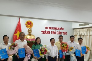 Chủ tịch UBND thành phố Cần Thơ Trần Việt Trường trao quyết định cho các cán bộ được điều động, bổ nhiệm.