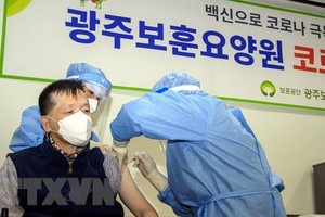 Nhân viên y tế tiêm vắcxin phòng COVID-19 cho người dân tại Gwangju. (Ảnh: THX/TTXVN).