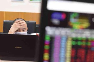 Thị trường chứng khoán thế giới “đỏ lửa” đã ảnh hưởng không nhỏ tới tâm lý đầu tư trong nước.