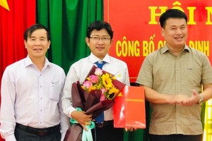 Ông Đặng Ngọc Huy, Phó Bí thư Thường trực Tỉnh ủy Quảng Ngãi trao quyết định cho ông Nguyễn Ngọc Trân.