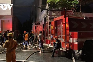 Lực lượng chức năng phải phá cửa để tiếp cận đám cháy.