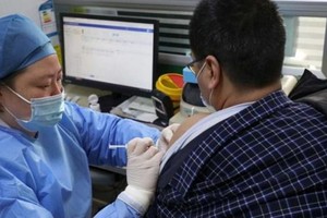 Tiêm vắcxin ngừa COVID-19. (Nguồn: AFP).