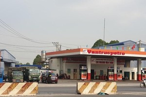 Cây xăng Vân Trúc nơi đang bị bao vây điều tra. (Ảnh: Huyền Trang/TTXVN).