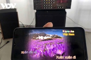 Hát karaoke tự phát gây phiền hà cho người dân.