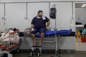 Các giường bệnh ở Brazil luôn chật kín người. Ảnh: BBC.