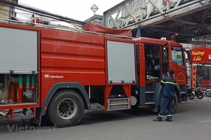 Lực lượng phòng cháy chữa cháy có mặt tại hiện trường vụ cháy tại phố cổ. (Ảnh: Hùng Võ/Vietnam+).