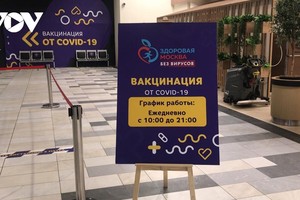 Đơn vị tổ chức đặt các biển chỉ dẫn cụ thể để người dân dễ dàng di chuyển đến địa điểm tiêm chủng. Các điểm tiêm chủng tạm thời làm việc các ngày trong tuần từ 10h sáng đến 21h tối.