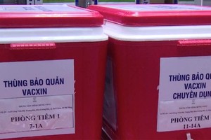 Thùng bảo quản vaccine mang đi tiêm phòng.