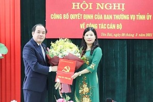 Bà Nguyễn Thị Bích Nhiệm nhận quyết định điều động.
