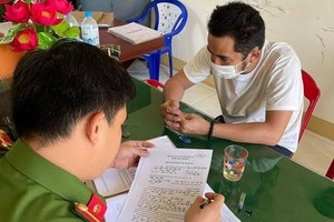 Nguyễn Thanh Tùng làm việc với cơ quan công an. (Ảnh công an cung cấp).