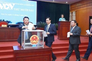 Các đại biểu bỏ phiếu bầu chức danh Phó Chủ tịch UBND tỉnh Sơn La.