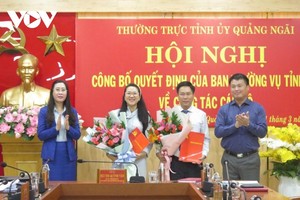 Ông Phạm Xuân Duệ, Chánh Văn phòng UBND tỉnh và bà Trần Thị Minh Tuyền, Phó Chánh văn phòng Tỉnh ủy Quảng Ngãi nhận quyết định bổ nhiệm.