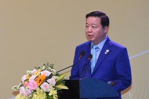 Bộ trưởng Bộ Tài nguyên và Môi trường Trần Hồng Hà phát biểu tại Hội nghị lẩn về phát triển bền vững ĐBSCL thích ứng với biển đổi khí hậu (Ảnh: VGP/Quang Hiếu).