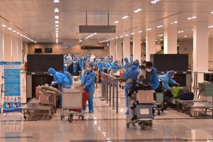 Hơn 340 công dân Việt Nam từ Hàn Quốc về nước cách ly tại Bạc Liêu.