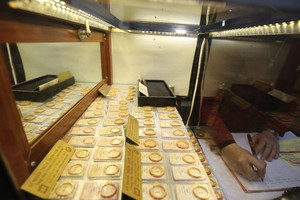 Giá vàng trong nước cao hơn nhiều giá vàng thế giới có thể dẫn đến tình trạng nhập lậu vàng và làm “chảy máu” ngoại tệ.