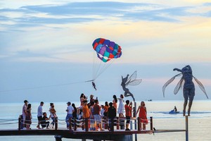 Hàng không, du lịch tranh thủ "vợt khách"