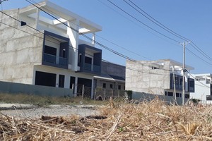 Những căn biệt thự mới xây xong phần thô tại dự án La Maison De Cần Giờ. Ảnh: Việt Dũng.