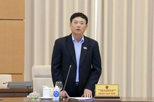 Trưởng ban Công tác đại biểu Trần Văn Tuý phát biểu tại phiên họp.