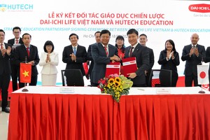 Ông Trần Đình Quân – Chủ tịch kiêm Tổng Giám đốc Dai-ichi Life Việt Nam (phải) và ông Kiều Xuân Hùng – Chủ tịch kiêm Tổng Giám đốc HUTECH Education cùng ký kết Biên bản Ghi nhớ Đối tác Giáo dục Chiến lược.