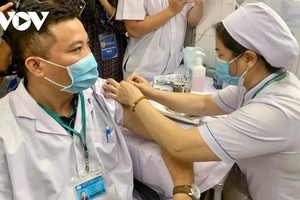 Tiêm vắc xin cho nhân viên y tế Bệnh viện Bệnh Nhiệt đới TP.HCM.