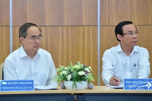 Bí thư Thành uỷ TPHCM Nguyễn Văn Nên (phải) và Trưởng đoàn ĐBQH TPHCM Nguyễn Thiện Nhân (trái).