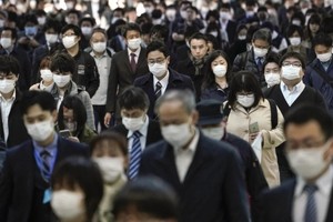 Người Nhật đeo khẩu trang ngừa dịch bệnh tại ga tàu. Ảnh: EFE.