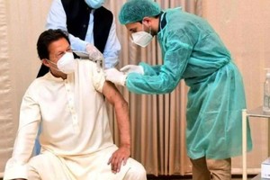 Thủ tướng Pakistan Imran Khan tiêm mũi vaccine đầu tiên ngừa Covid-19. (Ảnh: www.news.cn).