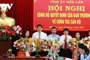 Trao quyết định điều động, luân chuyển cán bộ.