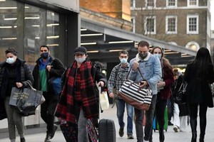 Người dân ở thủ đô London của Anh đeo khẩu trang ngừa dịch Covid-19. Ảnh: Reuters.