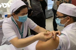 Nhân viên y tế được tiêm vắc xin ngừa Covid-19 tại Bệnh viện Bệnh Nhiệt đới TP.HCM.