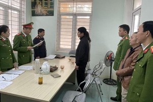 Cơ quan CSĐT Công an tỉnh Thanh Hóa thi hành lệnh khám xét nơi làm việc của Bùi Xuân Quang.