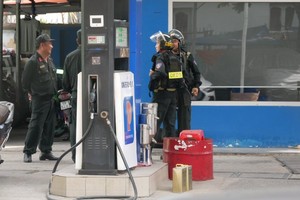 Lực lượng chức năng phong tỏa cửa hàng xăng dầu số 1 của Công ty TNHH dầu khí Thanh Bình.