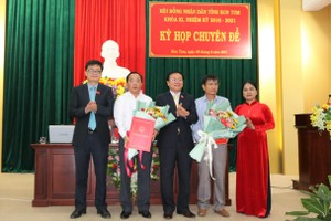 Thường trực HĐND tỉnh Kon Tum tặng hoa chúc mừng tân Phó Chủ tịch UBND tỉnh Nguyễn Ngọc Sâm (thứ 2 từ phải qua) và ông Nguyễn Văn Điệu.