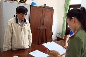 Cơ quan An ninh điều tra - Công an tỉnh Phú Yên đọc quyết định khởi tố bị can đối với ông Phạm Văn Dũng - Phó Giám đốc Sở Nội vụ tỉnh này.