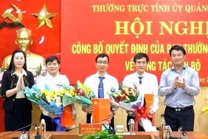 Trao quyết định luân chuyển, bổ nhiệm các cán bộ.