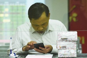 Nhiều nhà đầu tư chứng khoán đứng ngoài vì sợ “méo giá”