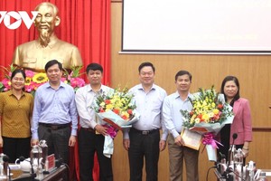 Lãnh đạo tỉnh Bắc Kạn chúc mừng các cán bộ được điều động, bổ nhiệm.